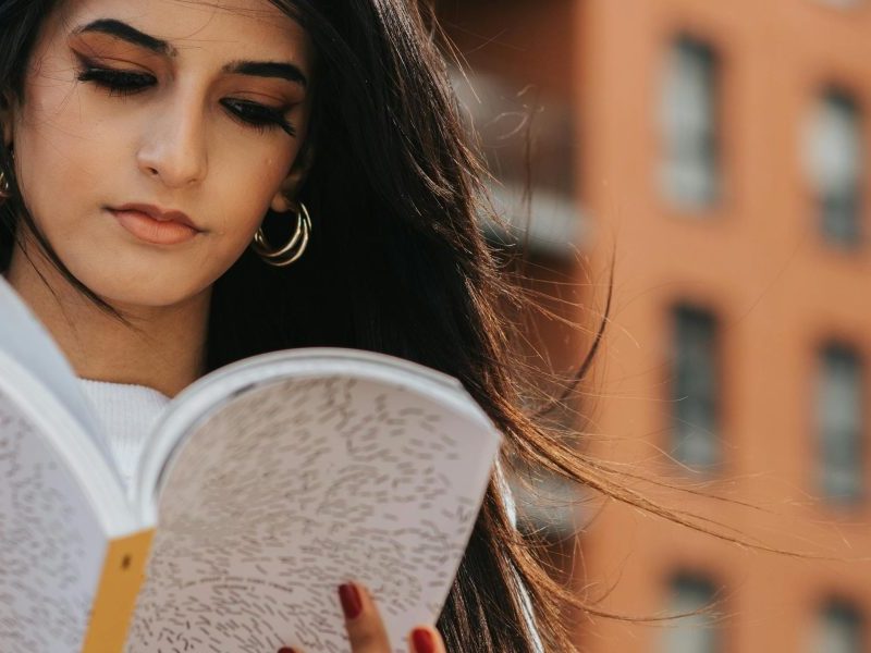 This article is a practical guide to finding the best fantasy books for teens, organized by subgenre and reading need. It explains why picking the right book ma...