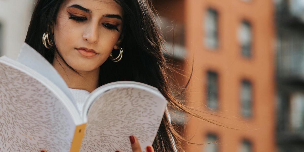 This article is a practical guide to finding the best fantasy books for teens, organized by subgenre and reading need. It explains why picking the right book ma...