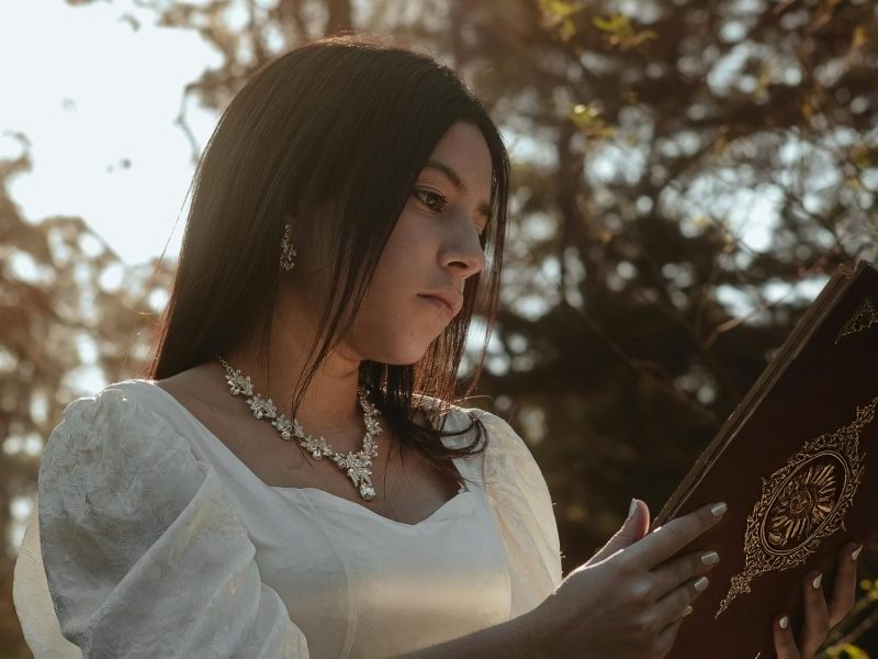 This article is a practical guide to young adult fantasy romance (romantasy) in 2026, explaining why the genre is booming, which series and standalones are wort...