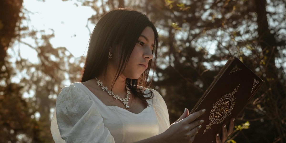 This article is a practical guide to young adult fantasy romance (romantasy) in 2026, explaining why the genre is booming, which series and standalones are wort...
