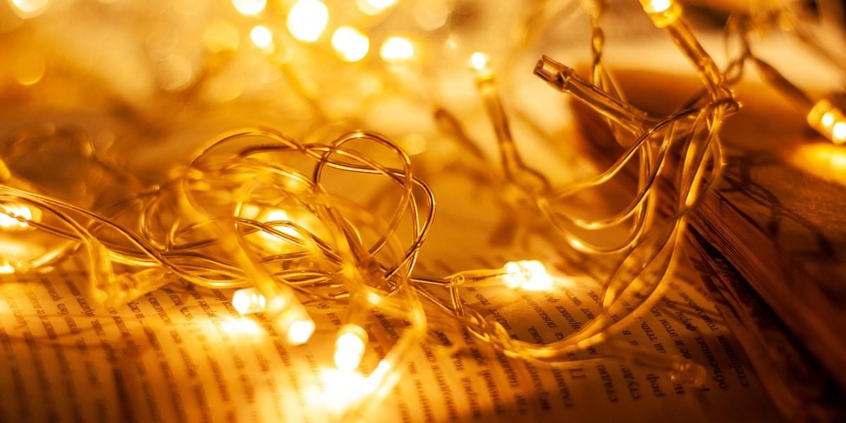 This article is a reader-first guide to cozy fantasy—the low-stakes, feel-good subgenre built around community, gentle magic, and comforting everyday life. It d...